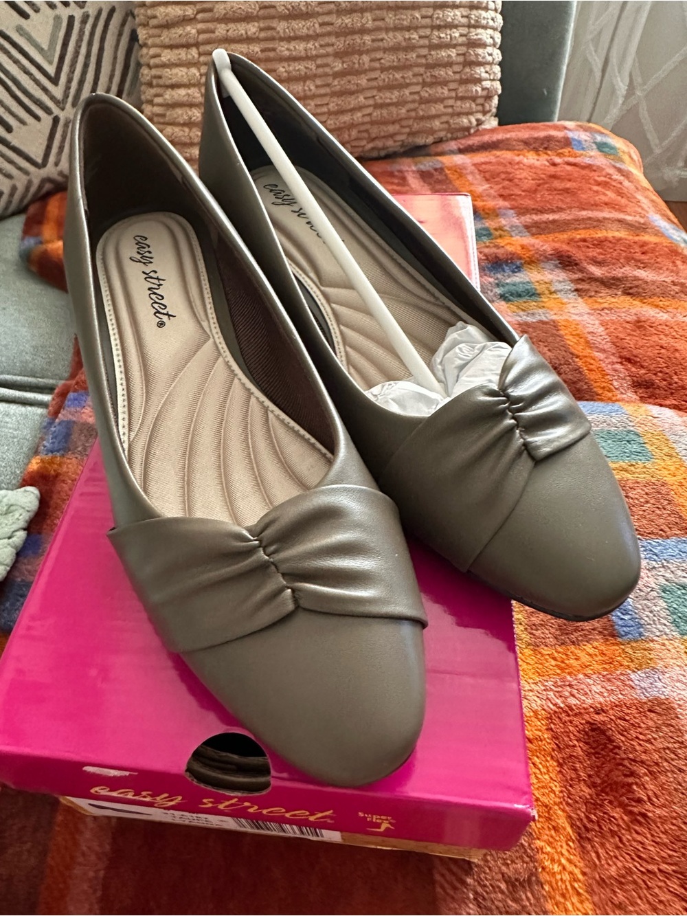 easy street Olive Gray Ruched V‑Toe Flats